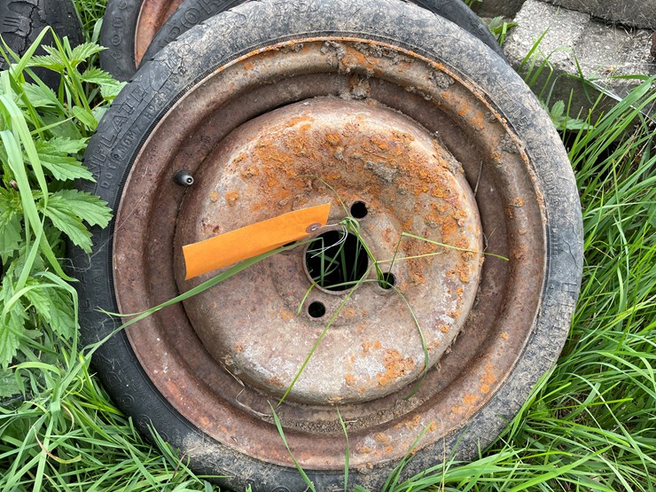 #7128-•-lot-of-used-rubber-wheels-on-metal-rims-image-5