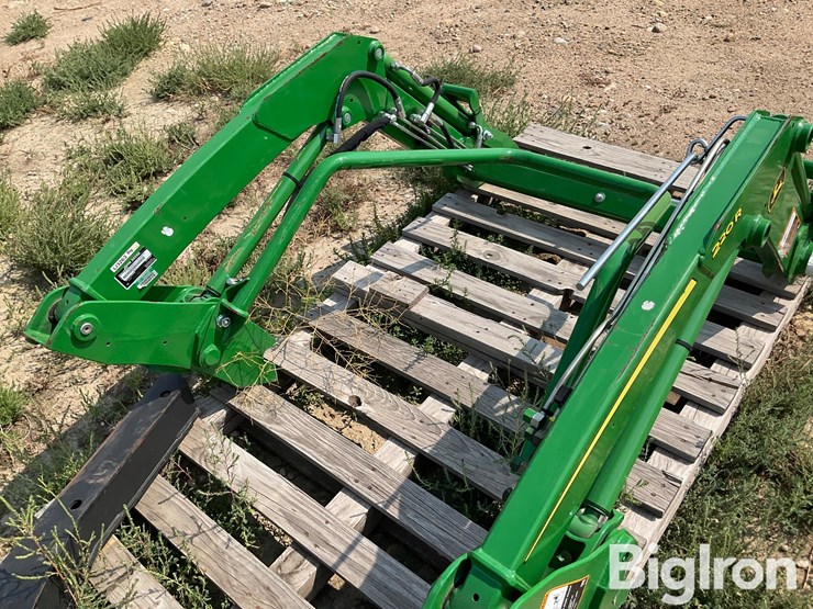2020-john-deere-220r-image-18