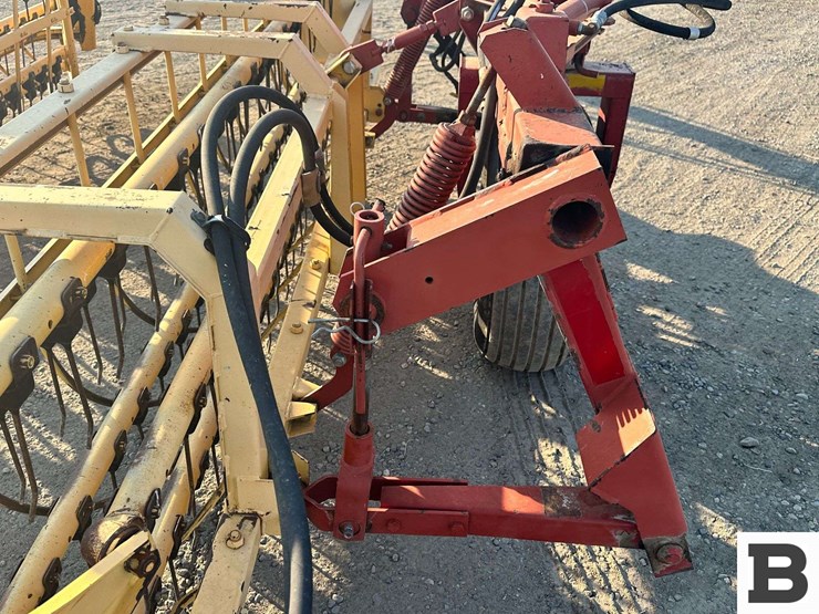 new-holland-216-image-25