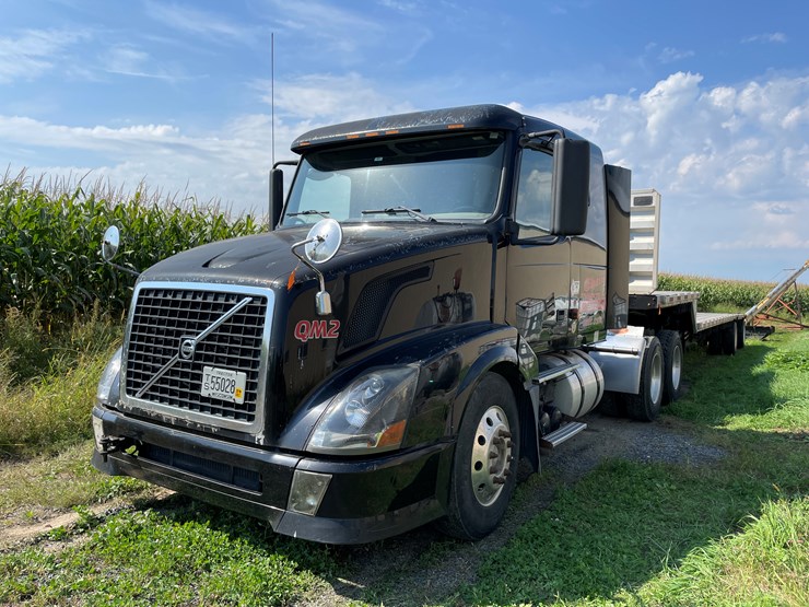 #7104-•-2006-volvo-semi-tractor-with-sleeper-cab-semi-(has-wi-title)-image-1