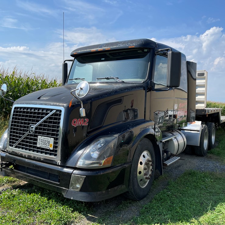 #7104 • 2006 Volvo Semi Tractor with Sleeper Cab Semi (Has WI Title)