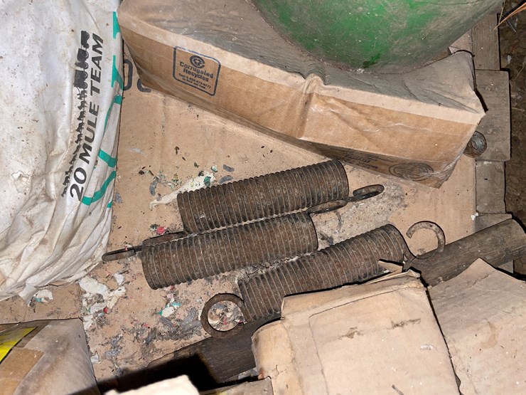 #7176-•-pallet-of-various-planter-parts-image-6