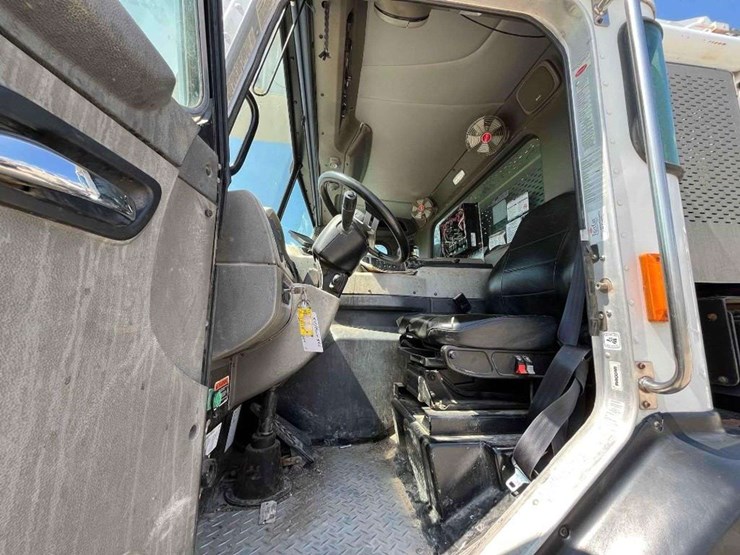 2014-peterbilt-320-image-12