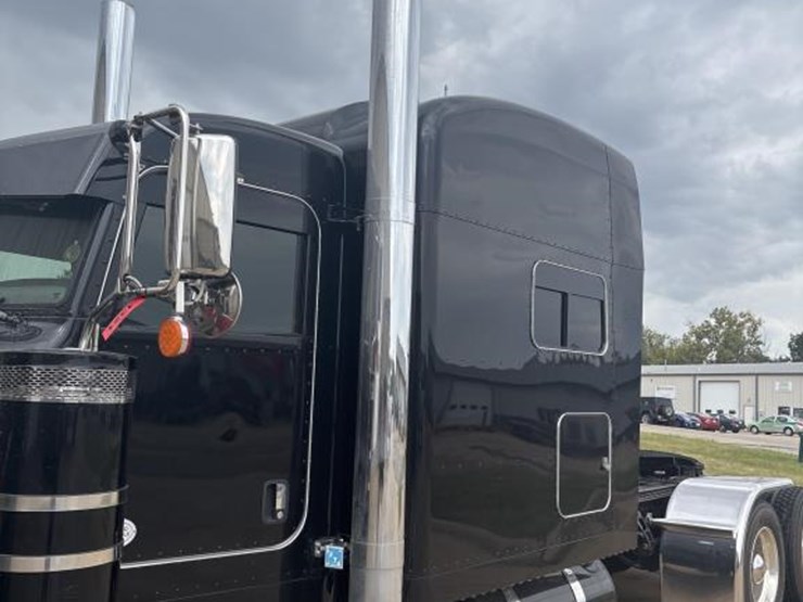peterbilt-389-image-49
