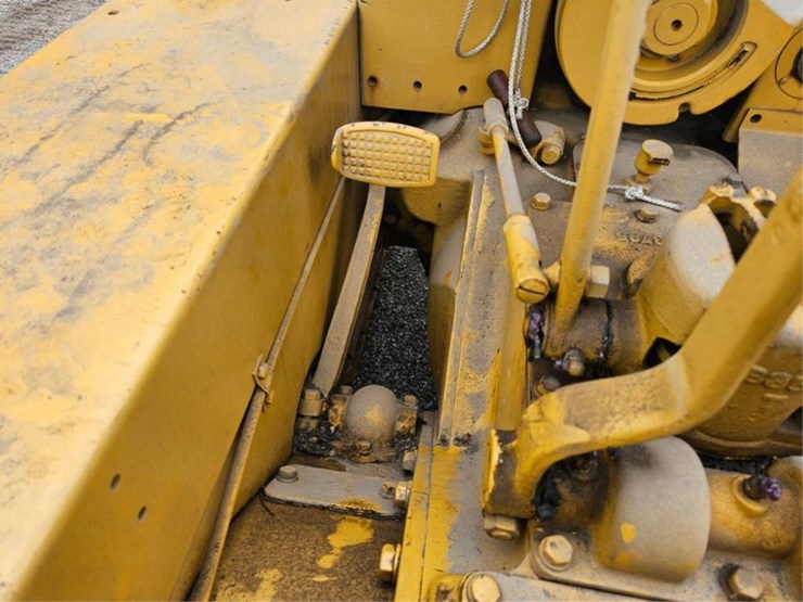 2015-caterpillar-d2-image-25