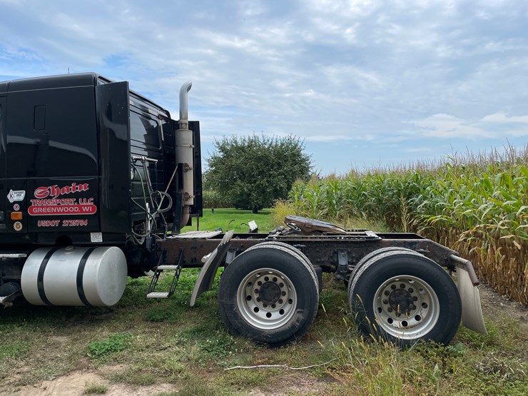 #7104-•-2006-volvo-semi-tractor-with-sleeper-cab-semi-(has-wi-title)-image-65