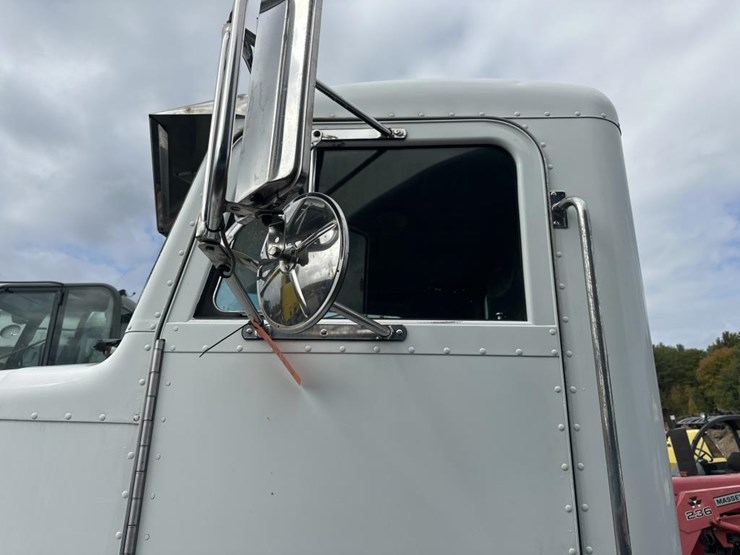 2004-peterbilt-330-image-16