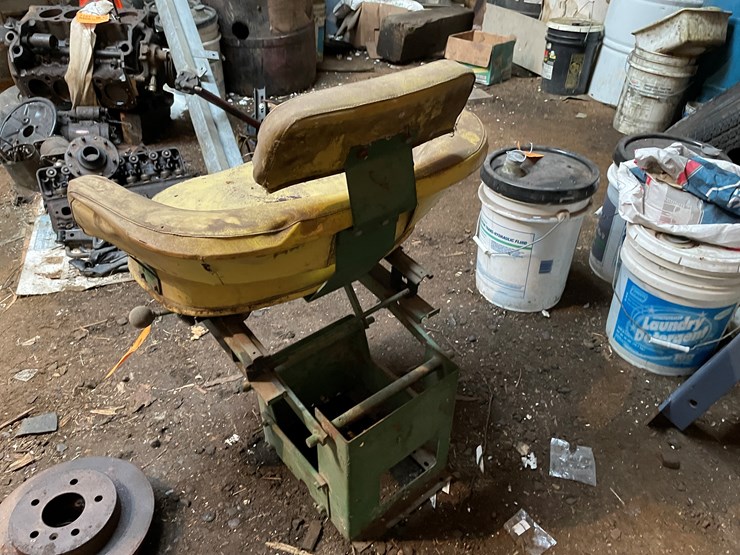 #7195-•-john-deere-tractor-seat-image-3