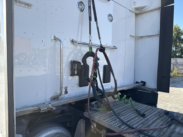 2022-peterbilt-579-image-29