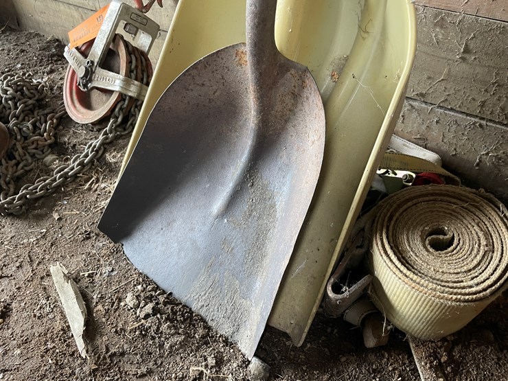 #7142-•-2-shovels-and-ratchet-straps-image-5