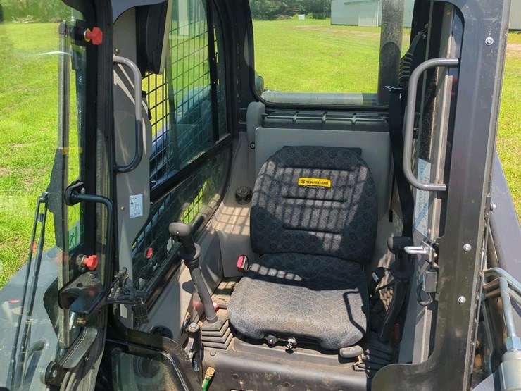 new-holland-l320-image-8