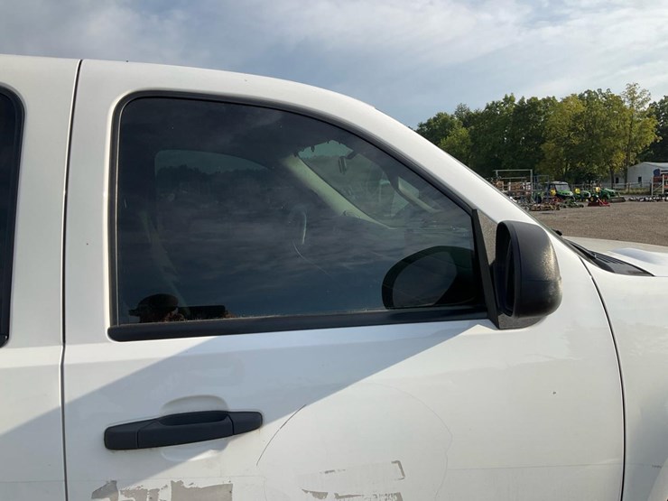 2013-chevrolet-tahoe-image-32
