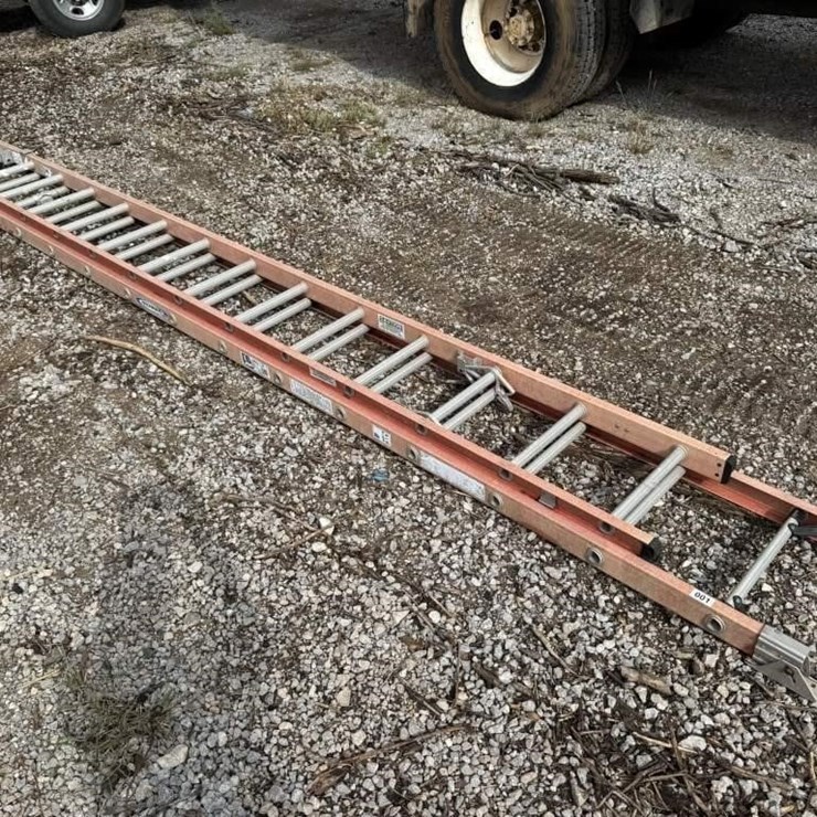 Werner 28 in Fiberglass Extension Ladder