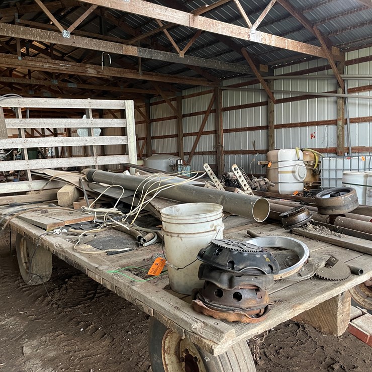 #7147 • Contents on Flat Rack Wagon