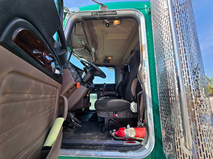 2014-peterbilt-388-image-92