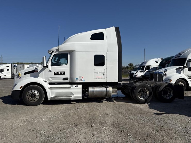 2022-peterbilt-579-image-2