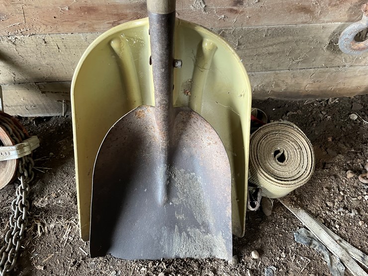 #7142-•-2-shovels-and-ratchet-straps-image-2