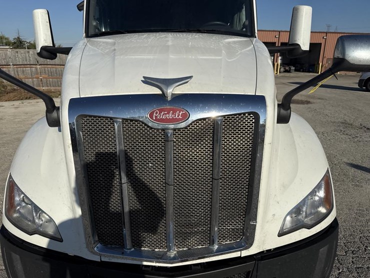 2022-peterbilt-579-image-10