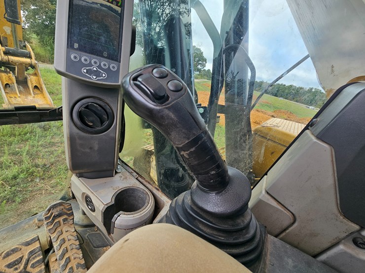2017-caterpillar-336f-image-60