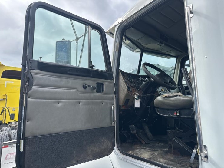 2004-peterbilt-330-image-25