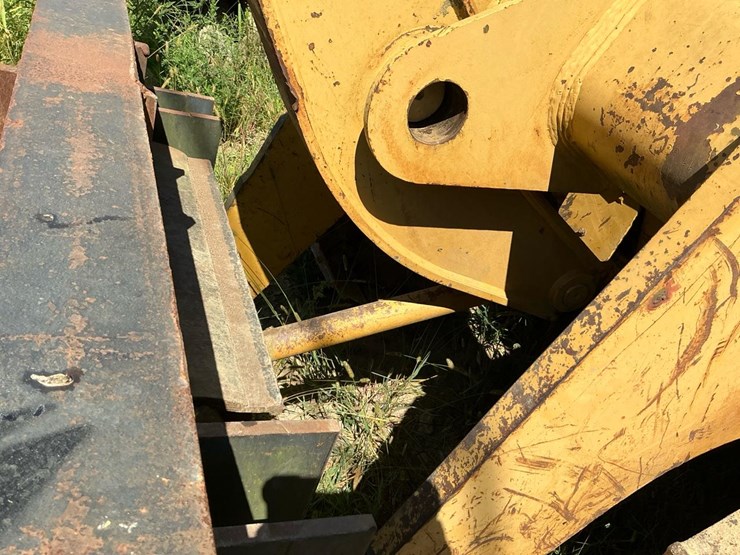 caterpillar-943-image-13