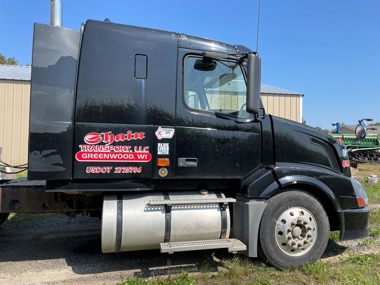 #7104-•-2006-volvo-semi-tractor-with-sleeper-cab-semi-(has-wi-title)-image-4