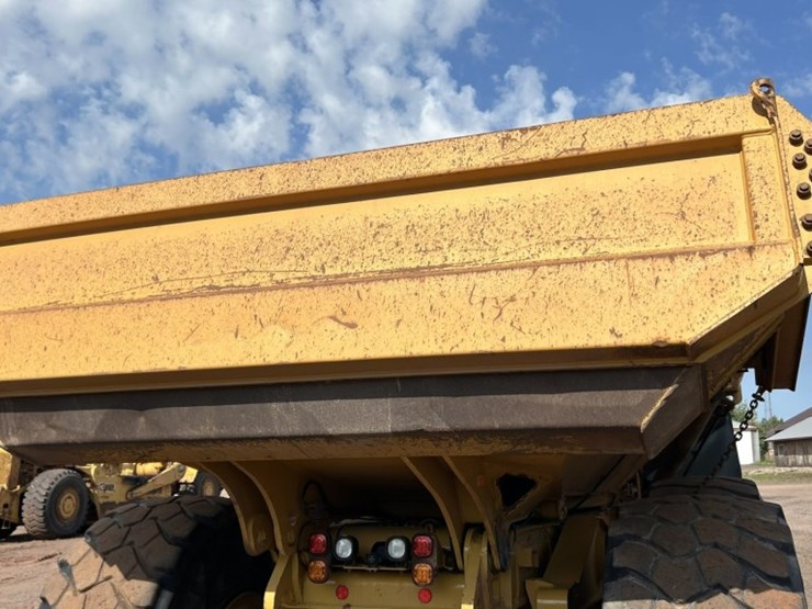 caterpillar-745-image-16