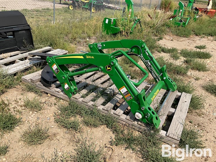 2020-john-deere-220r-image-1