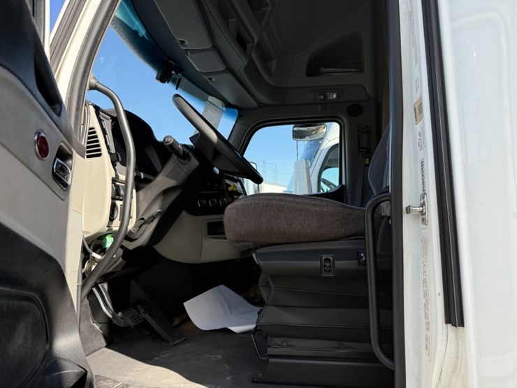 2022-peterbilt-579-image-43