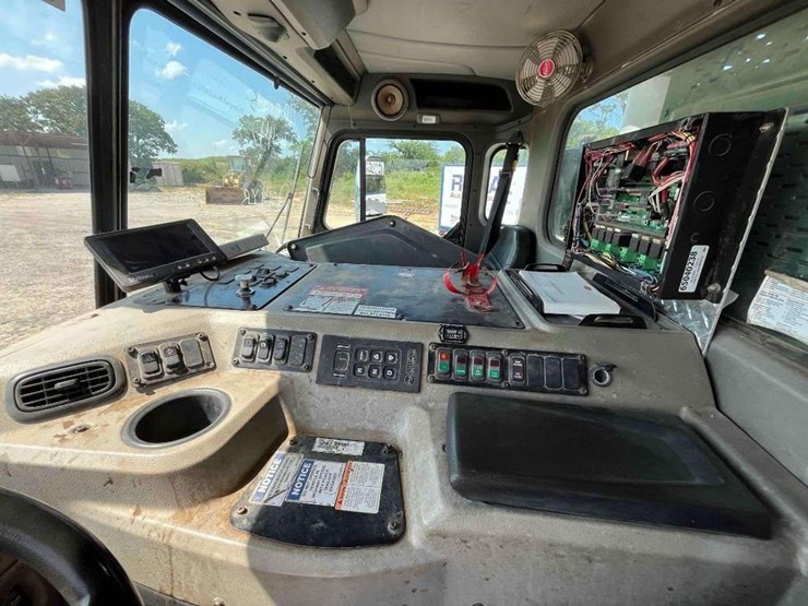 2014-peterbilt-320-image-19