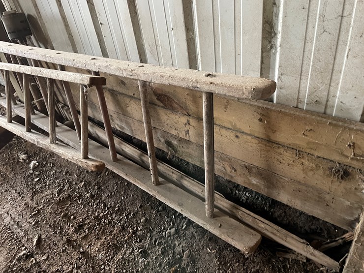 #7146-•-2-wooden-ladders-image-7