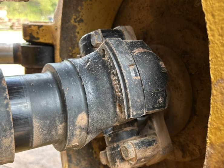 caterpillar-745-image-45