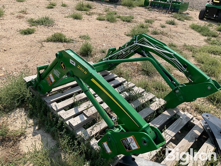 2020-john-deere-220r-image-15