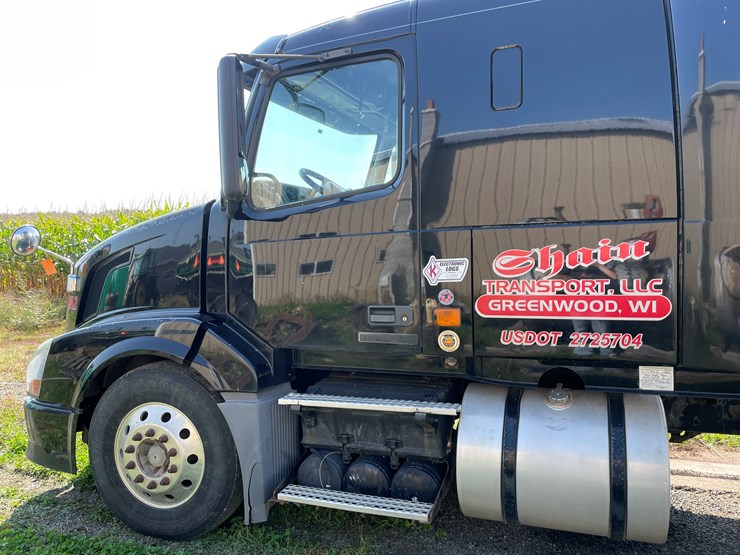 #7104-•-2006-volvo-semi-tractor-with-sleeper-cab-semi-(has-wi-title)-image-8