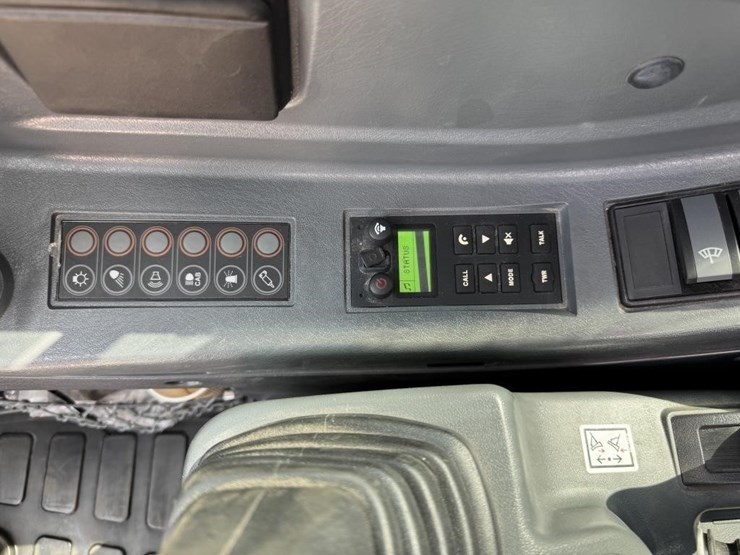 2022-case-cx60c-image-18
