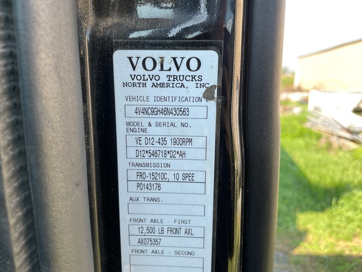 #7104-•-2006-volvo-semi-tractor-with-sleeper-cab-semi-(has-wi-title)-image-24