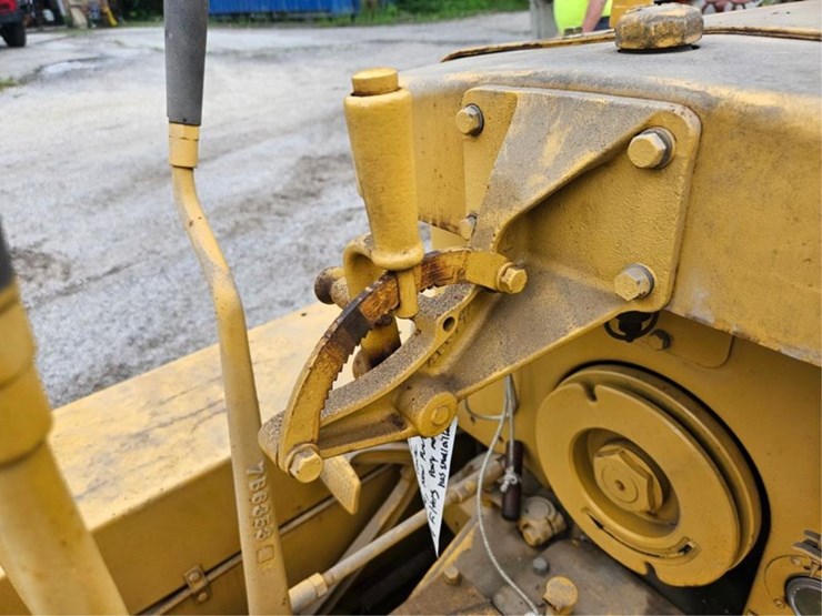 2015-caterpillar-d2-image-30