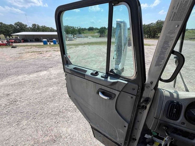 2014-peterbilt-320-image-11