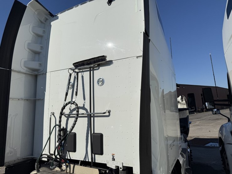 2022-peterbilt-579-image-38