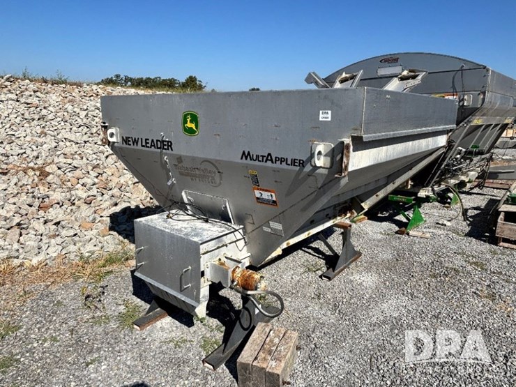 2019-john-deere-f4365-image-2