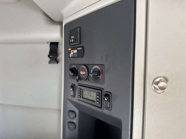 2022-peterbilt-579-image-44