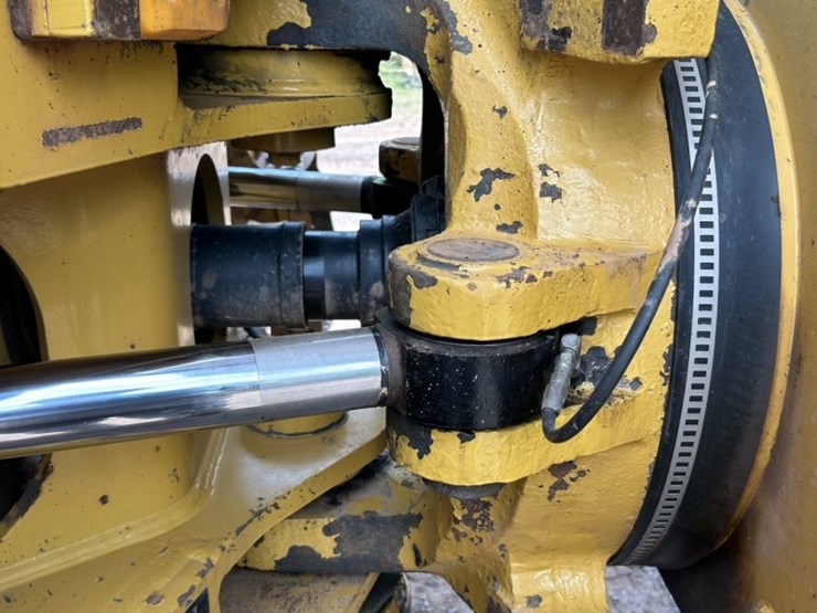 caterpillar-745-image-42