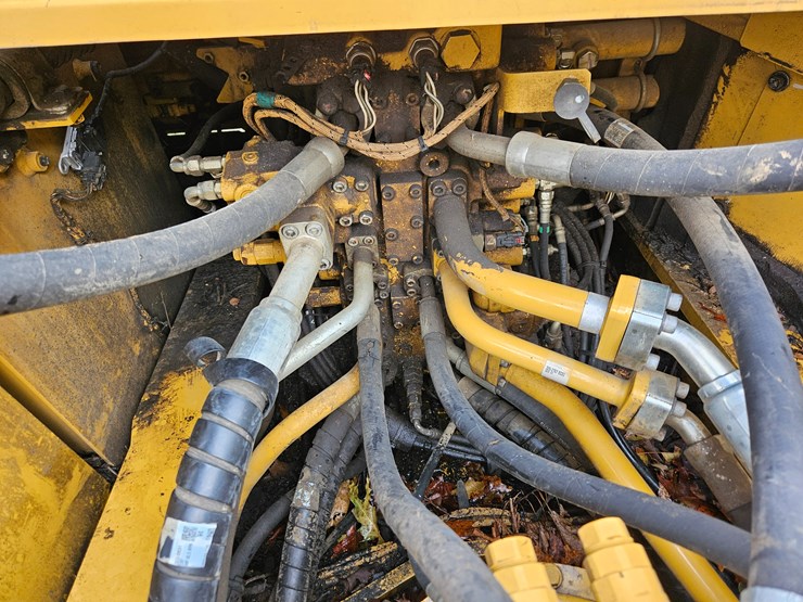 2017-caterpillar-336f-image-43