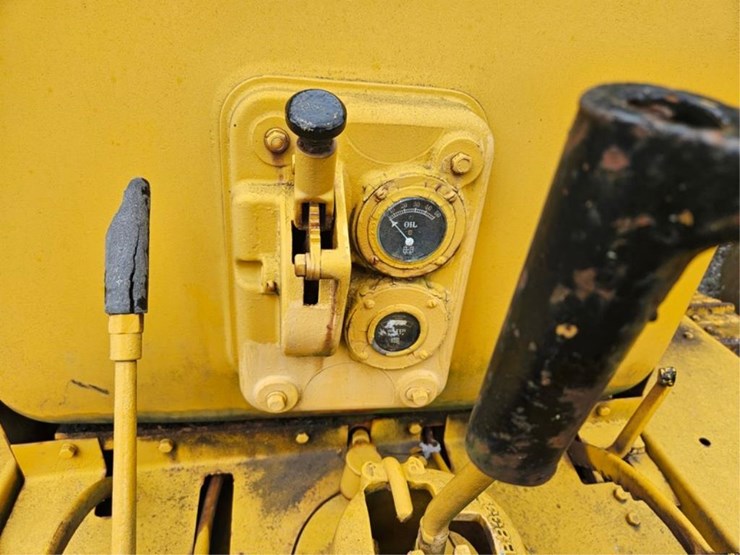 2013-caterpillar-d6-image-27