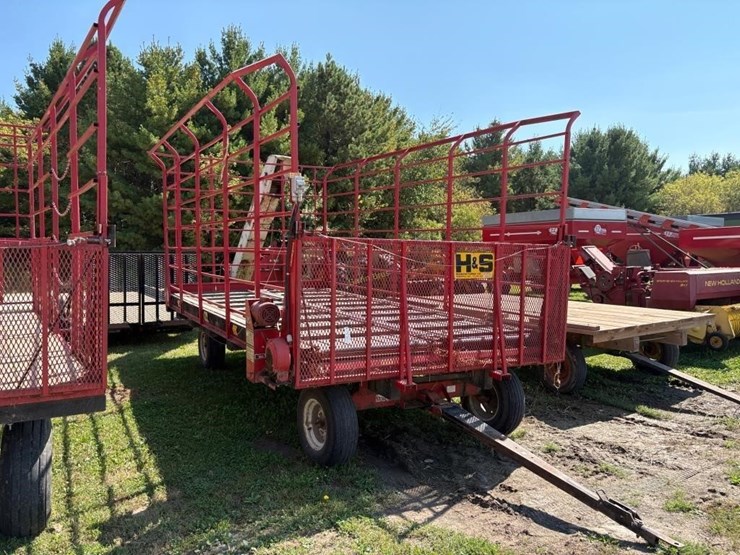 h&s-9x18'-self-unloading-hay-rack-image-1