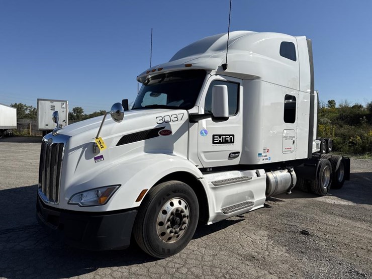 2022-peterbilt-579-image-1