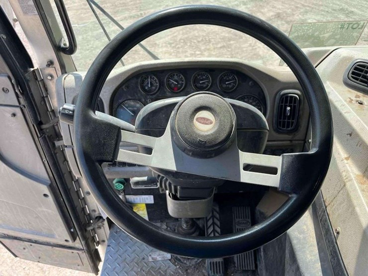 2014-peterbilt-320-image-15