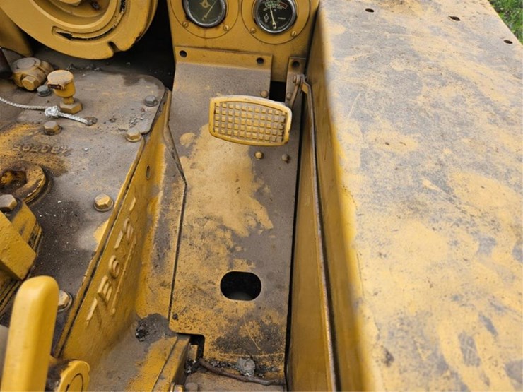 2015-caterpillar-d2-image-26