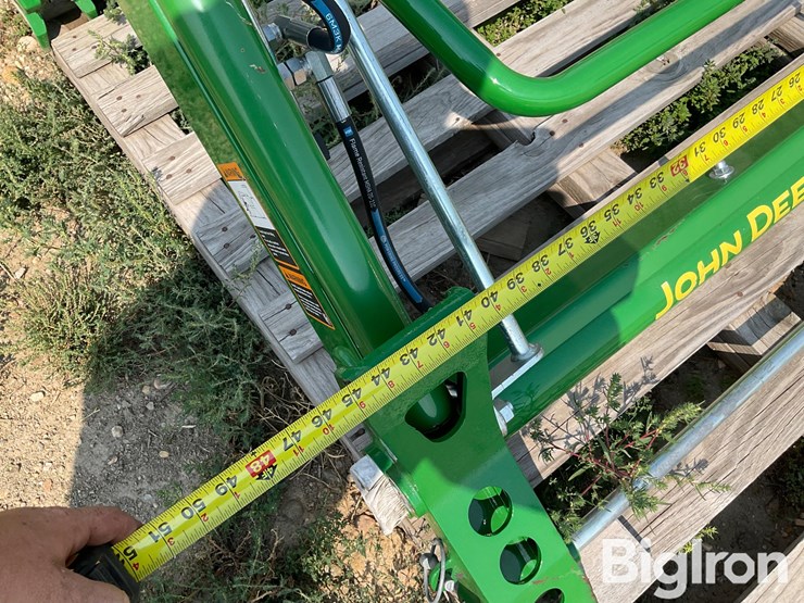2020-john-deere-220r-image-11