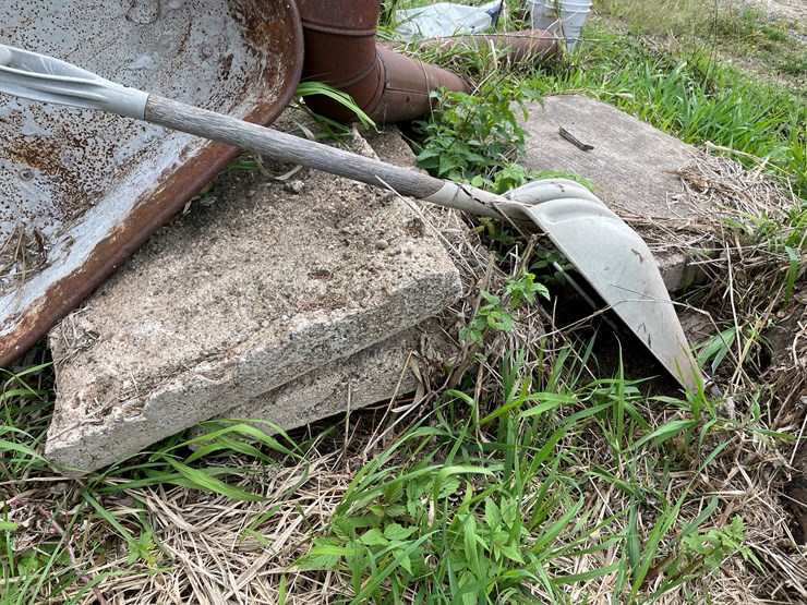 #7121-•-lot-of-scrap-and-concrete-slabs-image-7